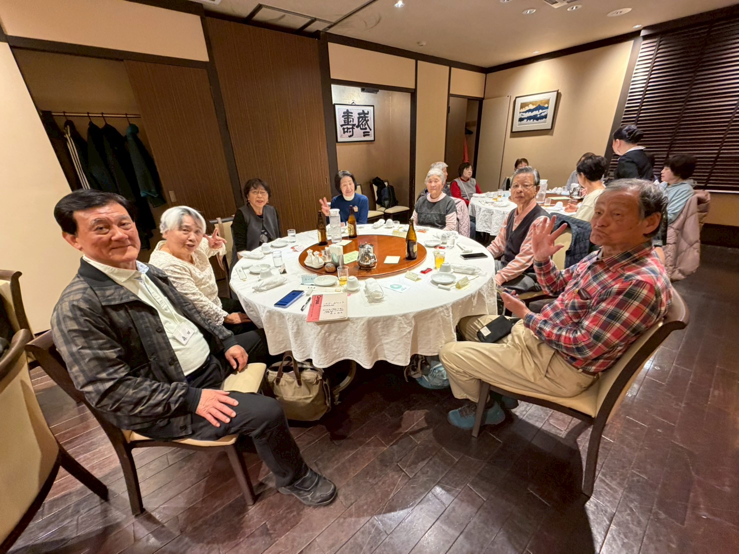 ピースサインで楽しむ皆様